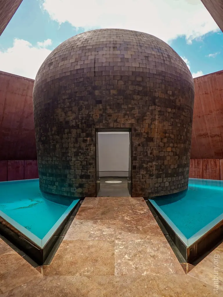 Instalación artística en la Fundación NMAC Montenmedio Arte Contemporáneo