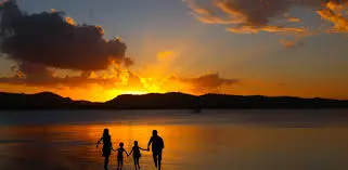 Familia disfrutando en una playa de Vejer