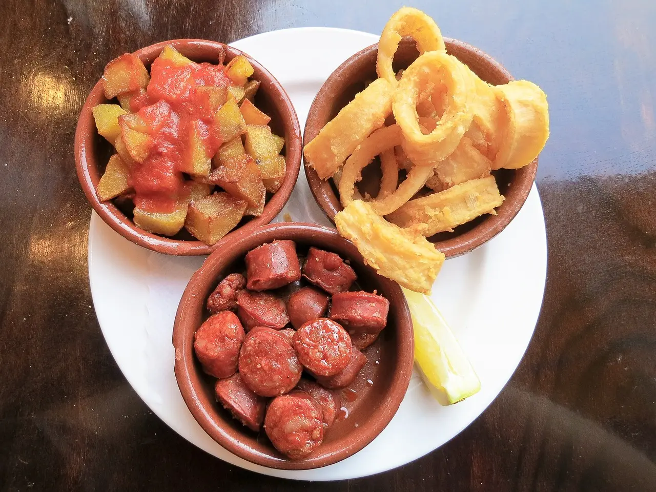 Selección de tapas tradicionales en bar de Vejer