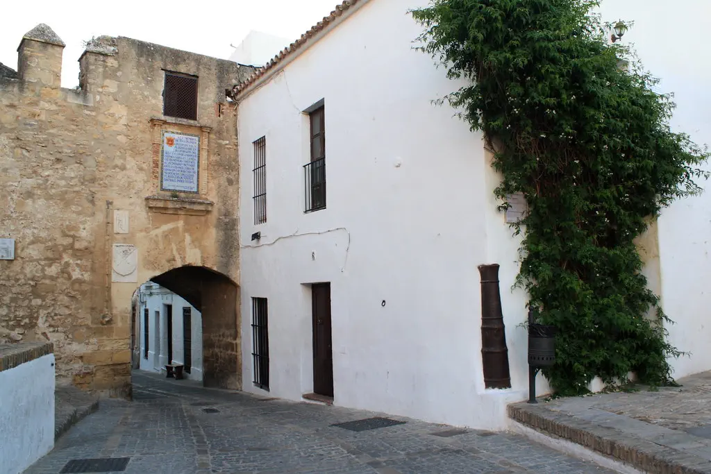 Vista panorámica actual de la Calle de la Muralla de Vejer, fusión perfecta entre historia y modernidad